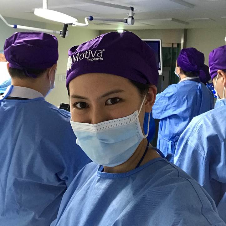 賴雅薇醫師在南韓參與Motiva魔滴隆胸說明會